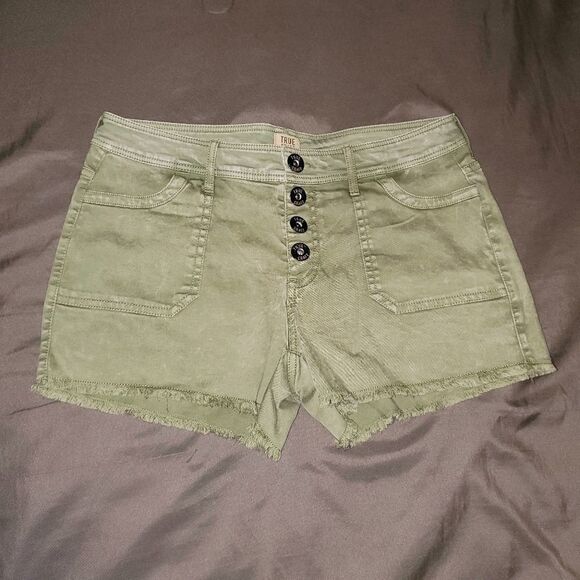 True Craft Olive Green Shorts Size 7 - Picture 1 of 6